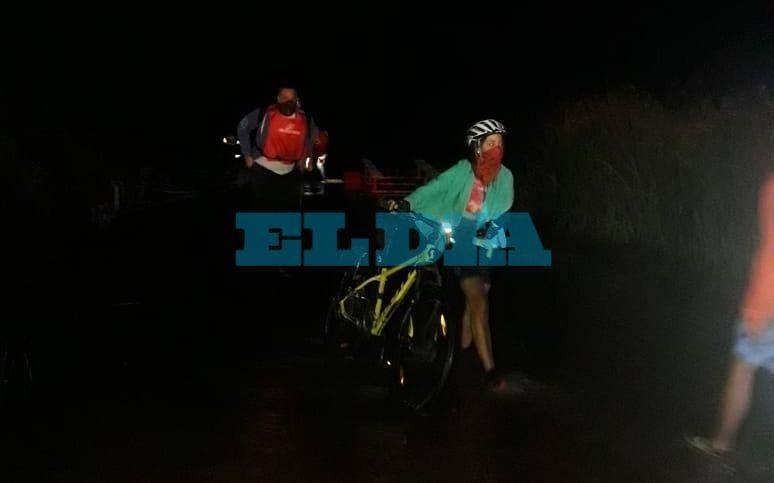 El dramático momento de siete ciclistas platenses atrapados por la crecida del Río de La Plata
