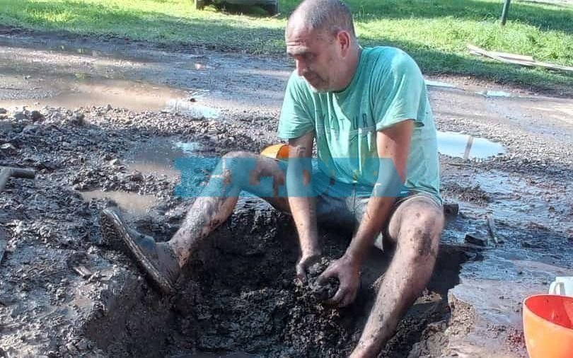 La postal del hartazgo: "se pusieron los guantes" e intentaron arreglar una pérdida de agua en La Plata