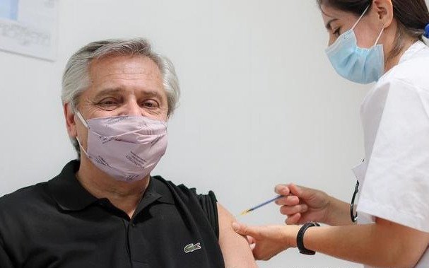 Vacunas: el Gobierno se declara "neutral" en la "pelea de Estados Unidos y China"
