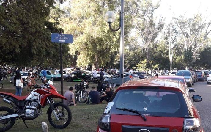 Denuncian acumulación de gente y pocos cuidados en la zona del museo