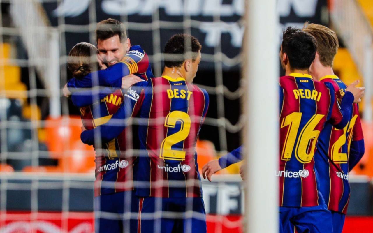 Barcelona, con dos goles de Messi, venció a Valencia y sigue en la lucha por la Liga de España