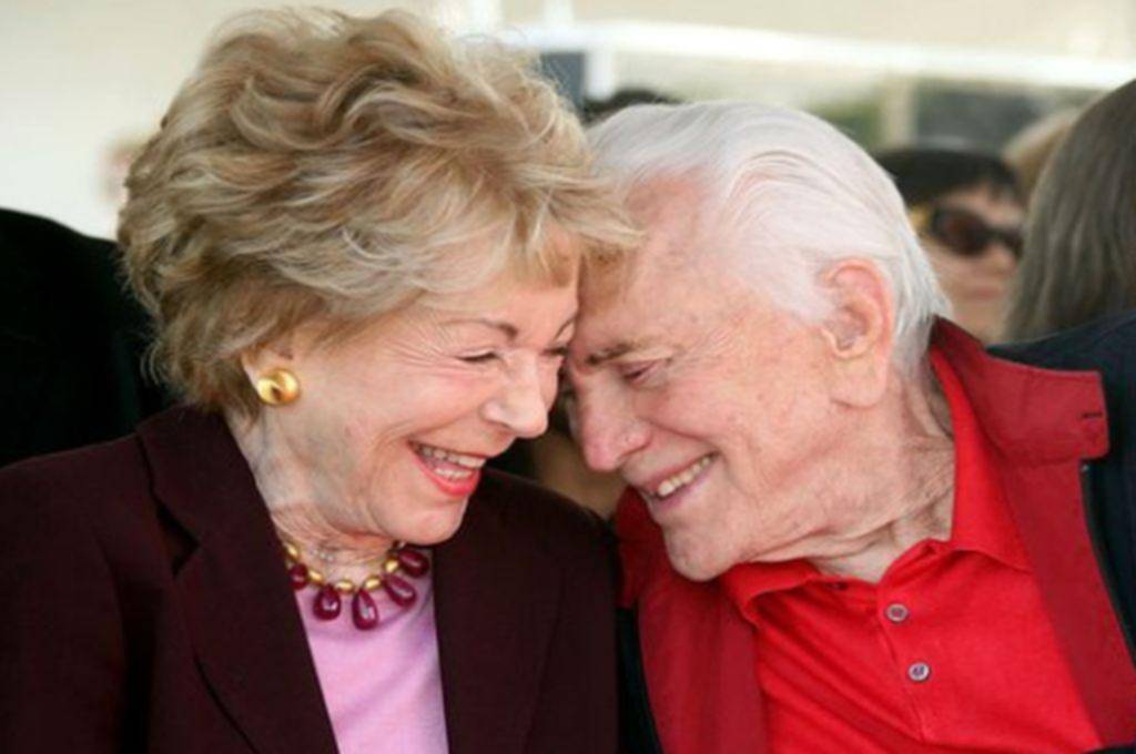 Anne Douglas siguió a Kirk: a los 102 años, murió la viuda de Espartaco