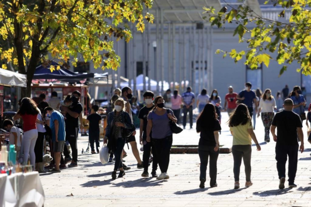 Plazas y parques a pleno en un domingo de “primavera” en La Plata