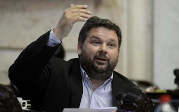 Un diputado de 43 años se vacunó contra el COVID como "personal de salud"