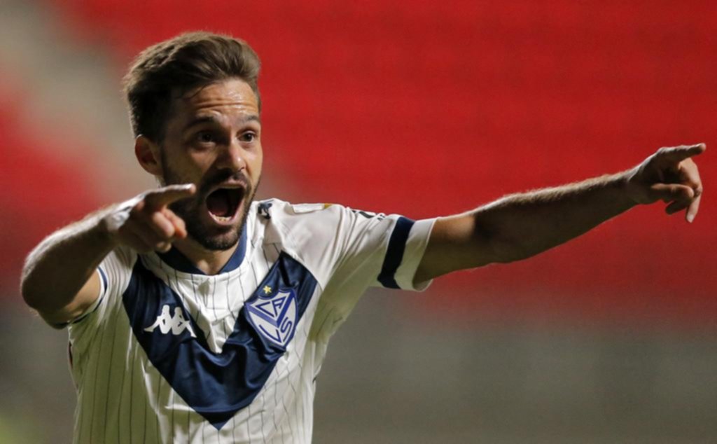 Vélez se puso en carrera con un triunfo en Chile