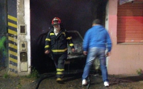 Bomberos salvan a una mujer y dos niños