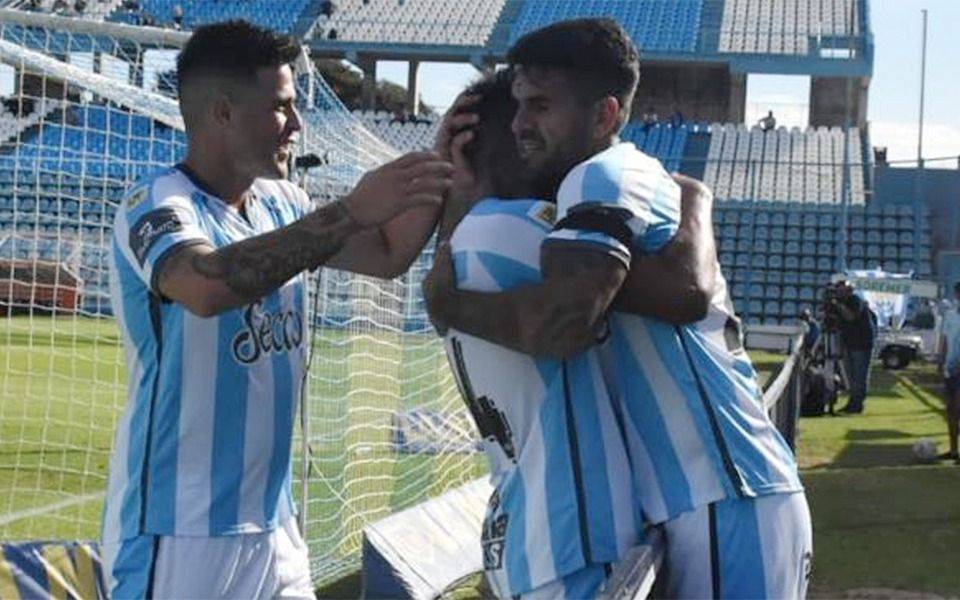 Atlético Tucumán goleó a Defensa y Justicia y clasifica por el momento