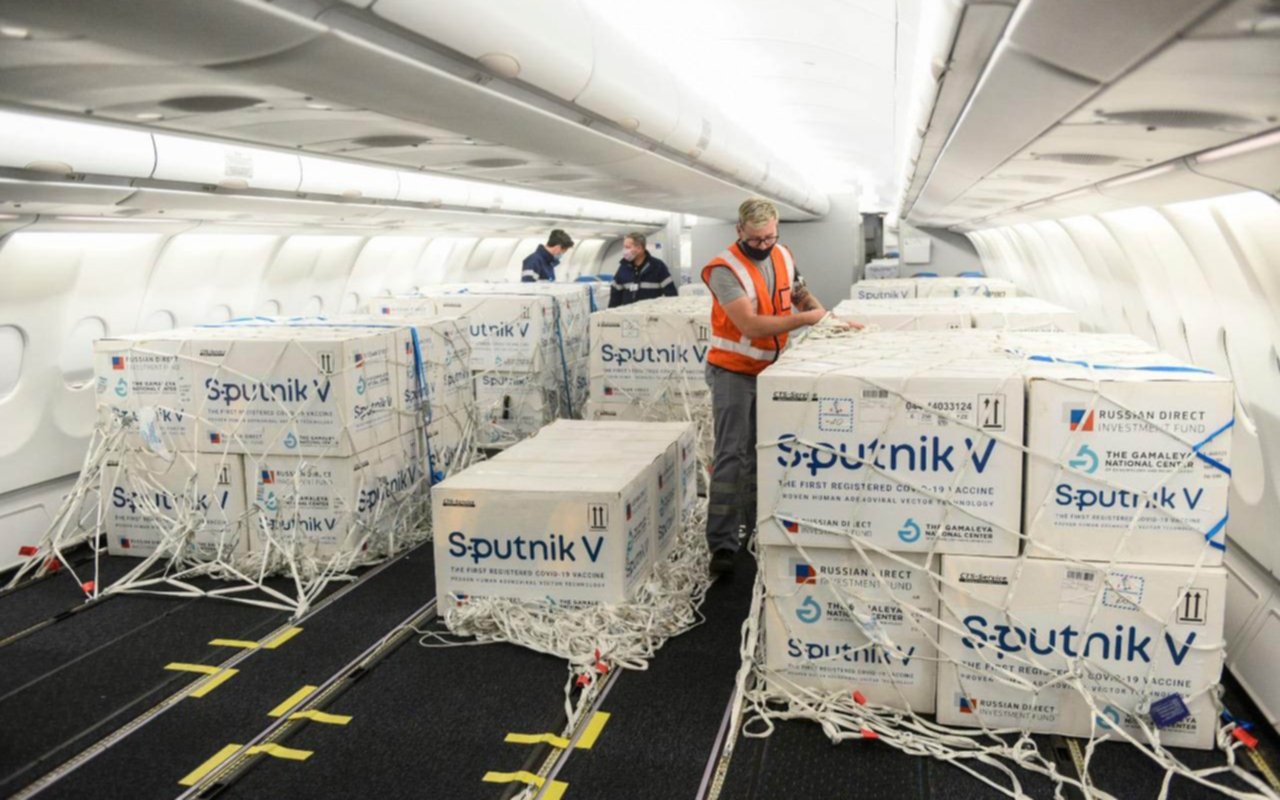 Confirman que el avión de Aerolíneas arribará a la madrugada con 500 mil dosis de Sputnik V