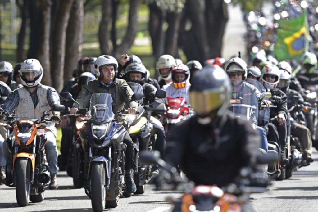 Sin barbijo ni distancia, Bolsonaro encabezó una caravana de motoqueros