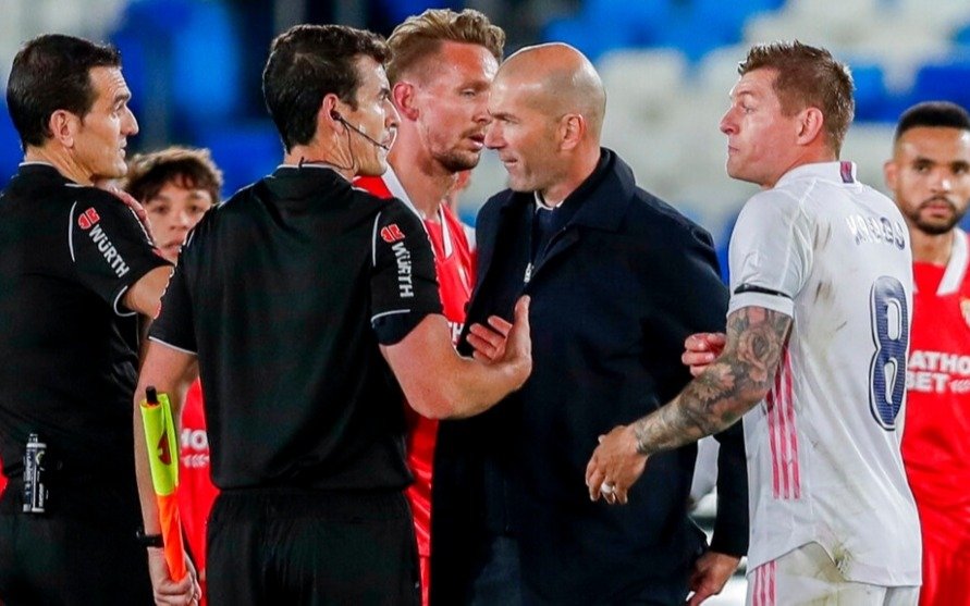 Un Zidane desconocido y muy enojado con los jueces: "No entiendo nada"