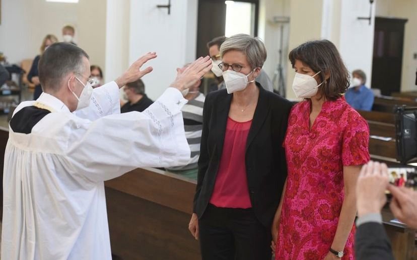 Sacerdotes alemanes desafían al Vaticano con bendiciones públicas de parejas homosexuales