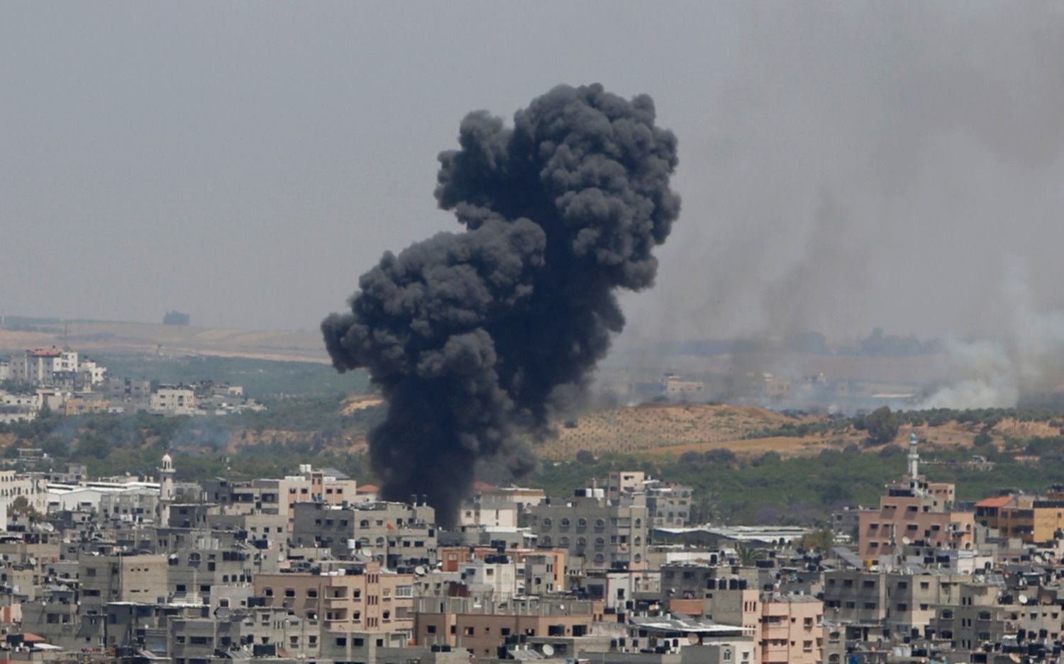 Al menos 26 palestinos y 2 israelíes mueren tras noche de bombardeos en Gaza y disparos de cohetes