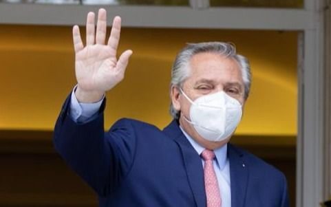 El presidente A. Fernández dejó España y ya se encuentra en París para seguir con su gira