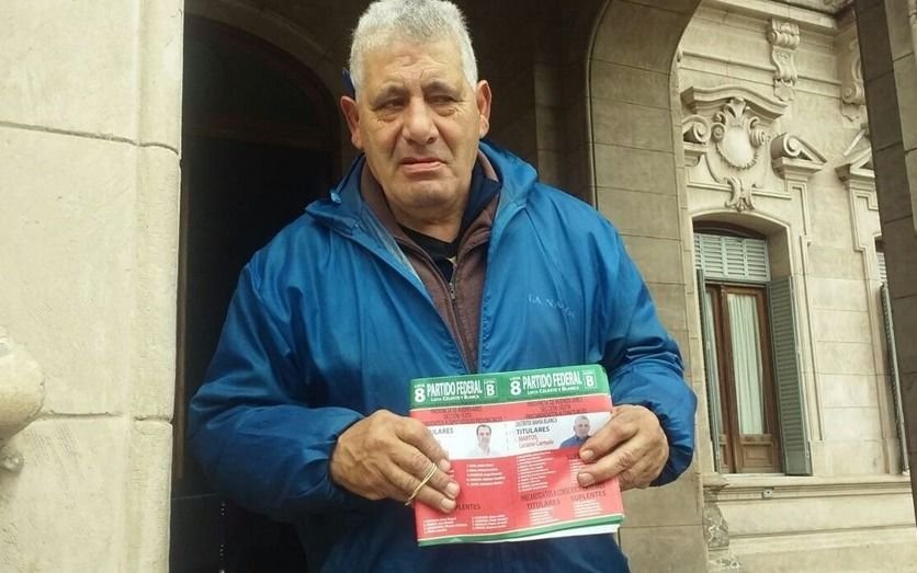 Un canillita bahiense quiere ser concejal y tiene su cumbia para candidatearse