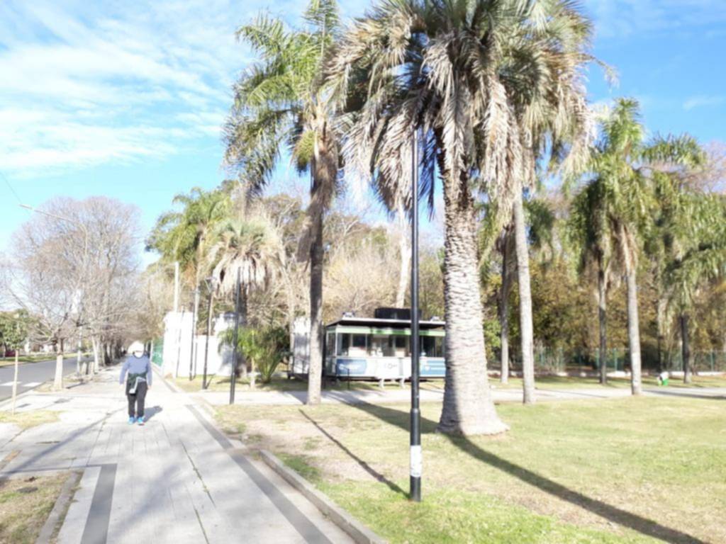 Denuncian que faltan farolas en el Parque Saavedra