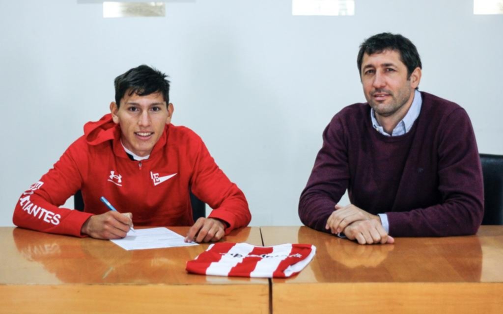 Esteban Obregón firmó su primer contrato profesional