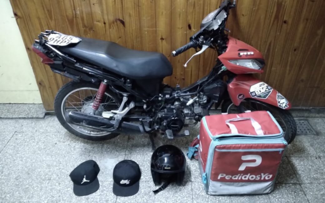 Parecían deliverys, eran motochorros, asaltaron a un agente del SPB y uno recibió un balazo