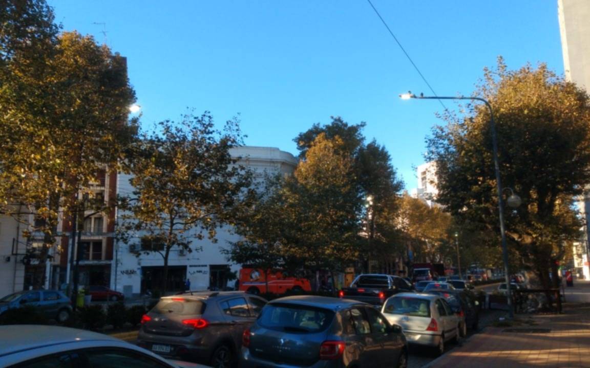 Luminarias prendidas a plena luz del día en pleno centro de la Ciudad