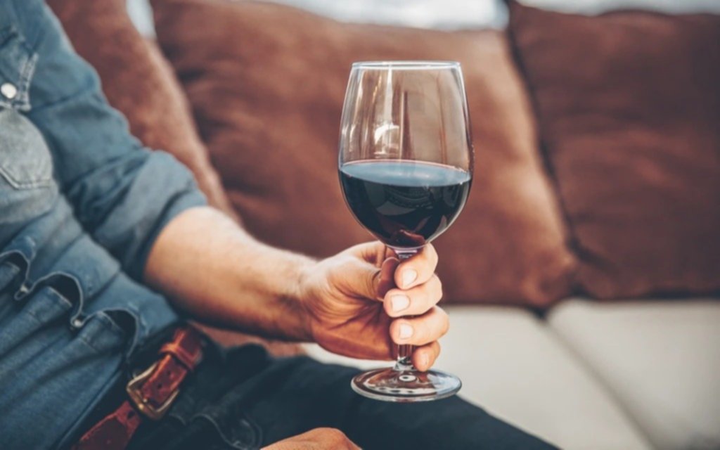 Estudio prueba que una copa de vino puede disminuir el colesterol total y aumentar el bueno