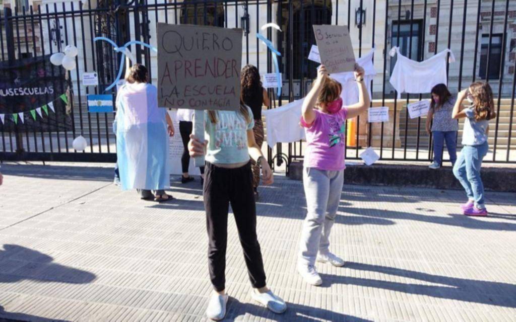 Con vigilia y velas, padres y alumnos hacen crecer el reclamo por la vuelta a las aulas