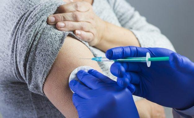 Alternar dosis de vacunas diferentes de Covid aumenta las reacciones leves