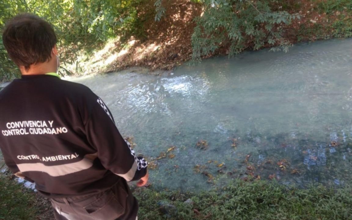 Imputan a frigorífico por vuelcos en el Arroyo Rodríguez y lo multarían con $1.5 millones