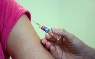 La OMS insta a no vacunar a niños y adolescentes, y destinar esas dosis al sistema Covax