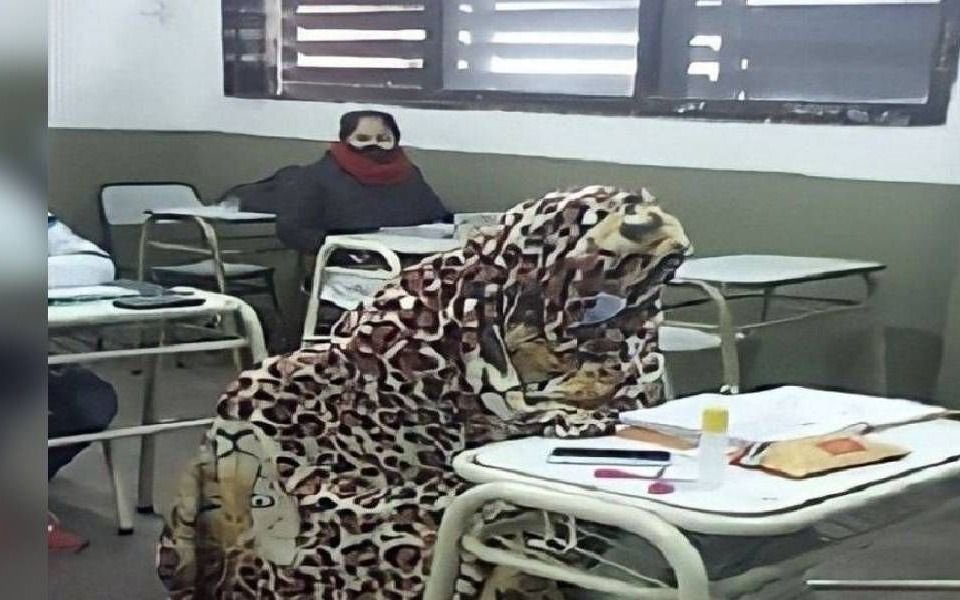 Otra imagen viral triste del Covid: los chicos que dan clases con frazadas por el frío