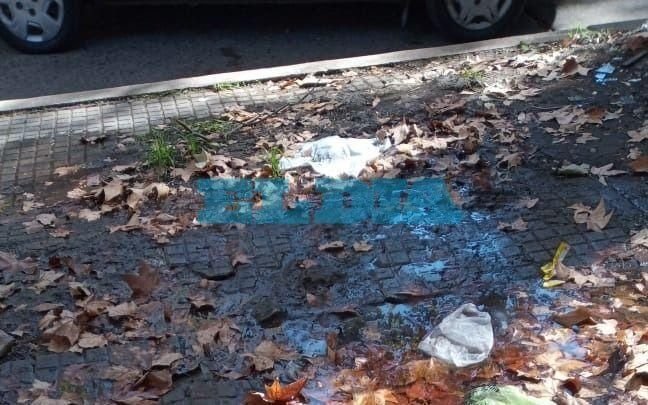 Una pérdida de agua a metros de un vacunatorio complica el paso