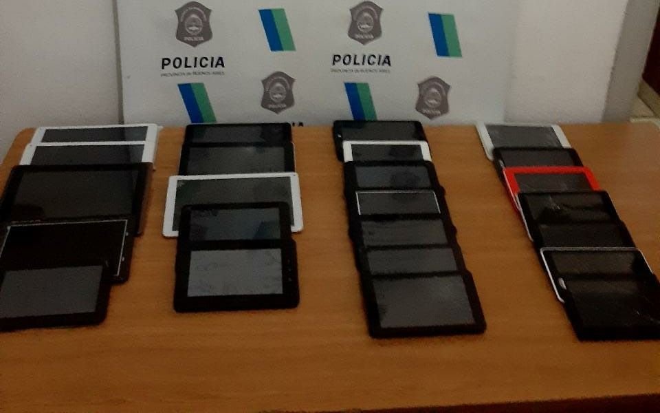 Los Hornos: secuestran más de 60 celulares y 21 tablets presuntamente robados