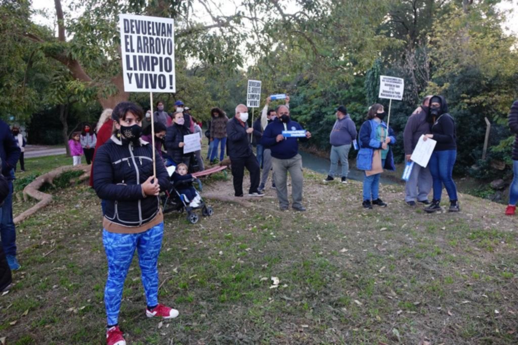 Protesta e imputación por los vuelcos en el arroyo Rodríguez