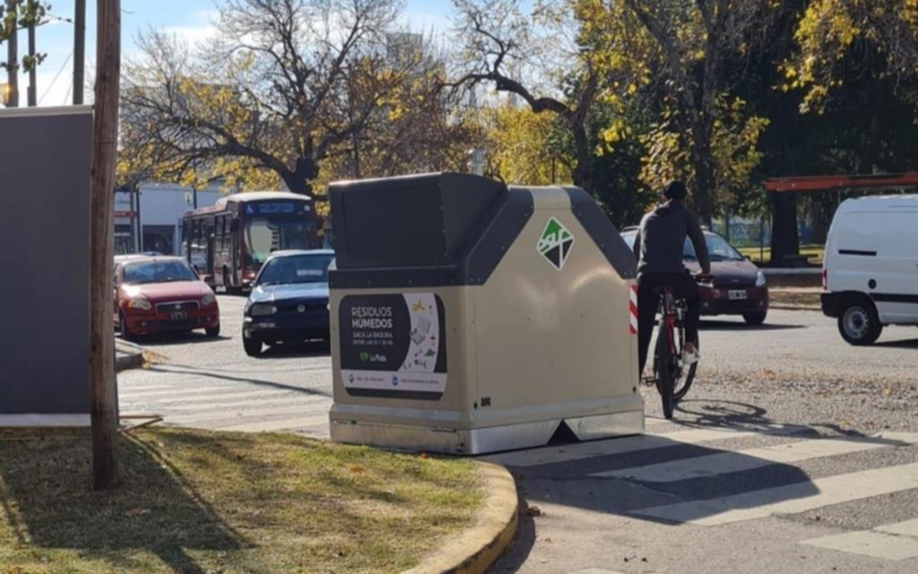 La senda peatonal, bloqueada por un contenedor de basura