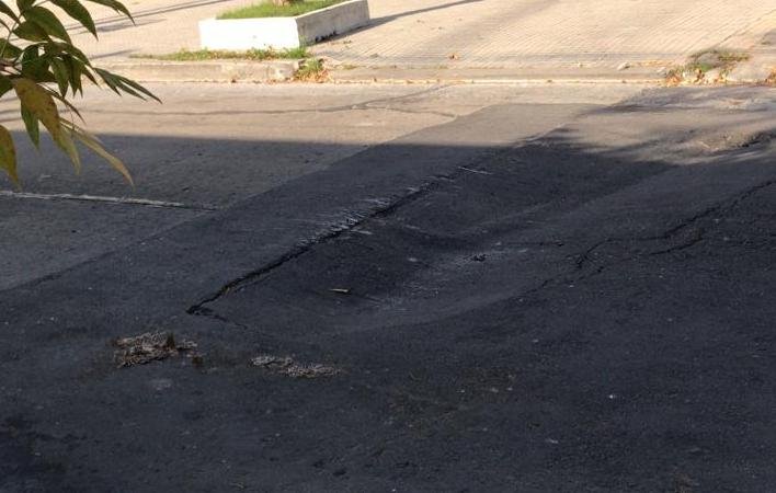 Un “cráter” asoma en plena calzada de 47 entre 27 y 28