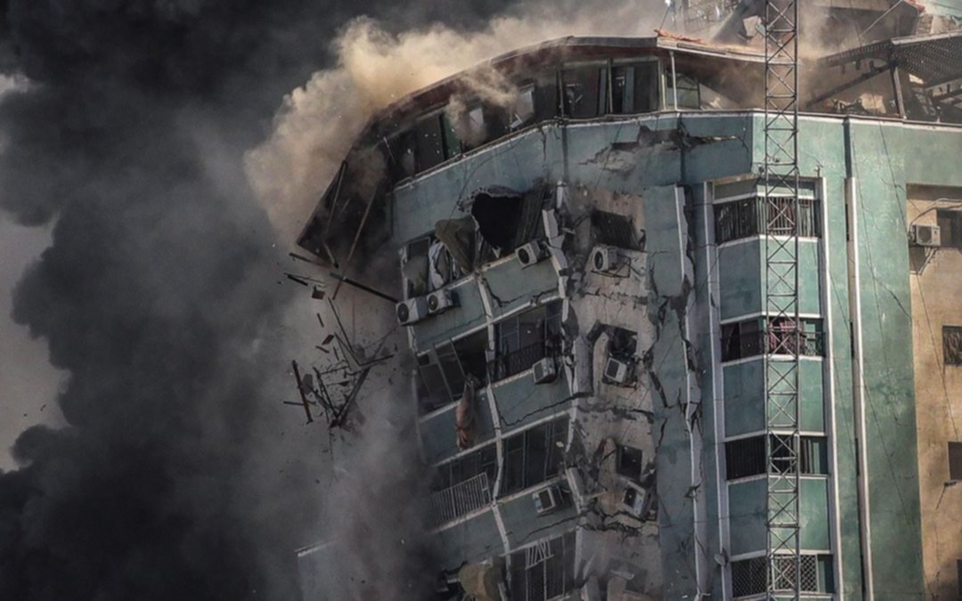 Israel bombardeó un edificio de Gaza donde había oficinas de dos agencias de noticias internacionales