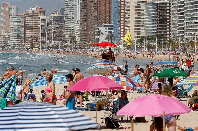Playas llenas y reencuentros familiares en la vuelta a la movilidad en España