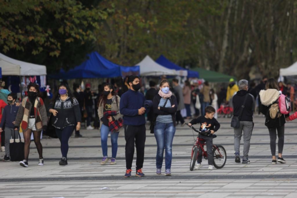 Plazas, ferias y mucho movimiento en un domingo bien otoñal