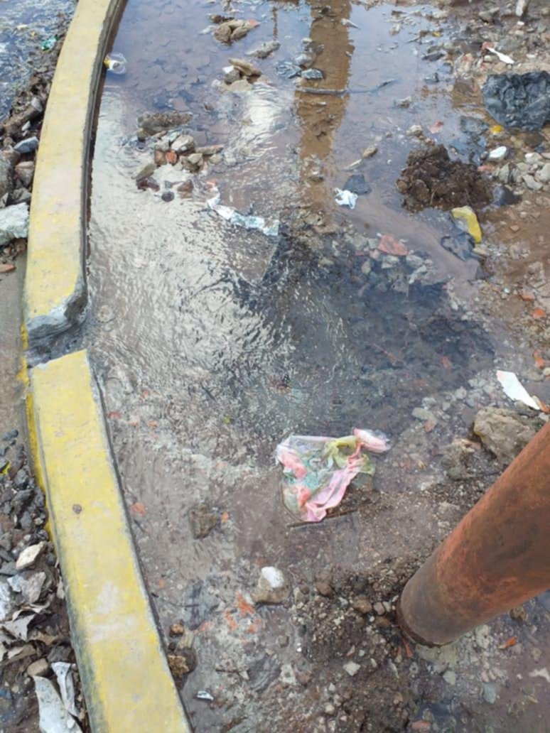 Sin presión de agua por un caño roto en Gonnet