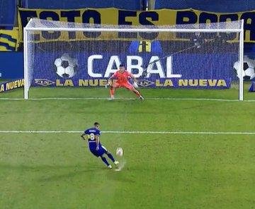 Cardona picó el penal y se lo entregó servido al arquerito Leo Díaz