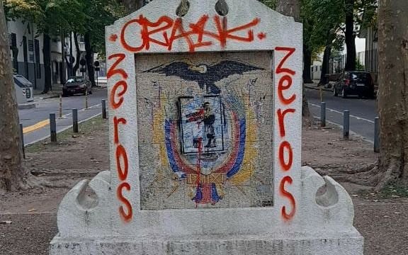 Vandalismo a metros de la Comisaría Primera y la Municipalidad