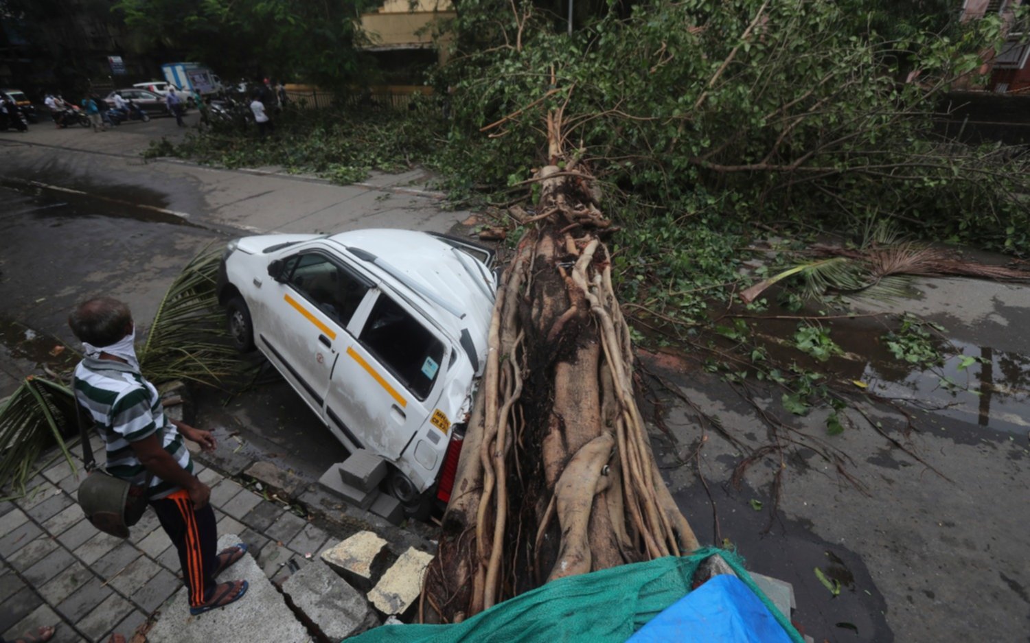 India en crisis: récord de muertos por COVID-19 y un ciclón que dejó al menos 33 víctimas fatales