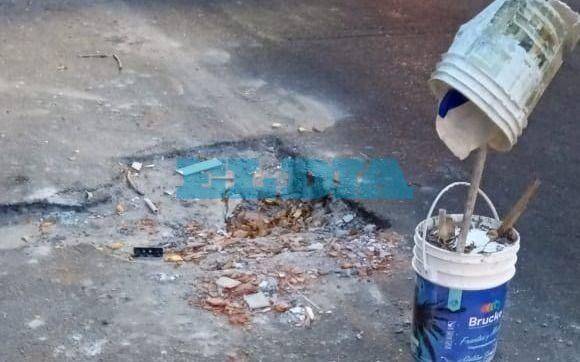 Preocupación por un pozo que cumplió un mes y dolor por el descarte de adoquines centenarios