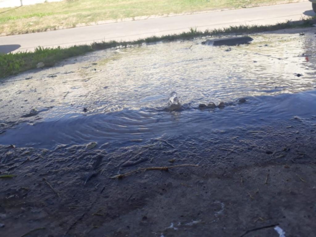 Brota el agua en la vereda y hay baja presión en la casa