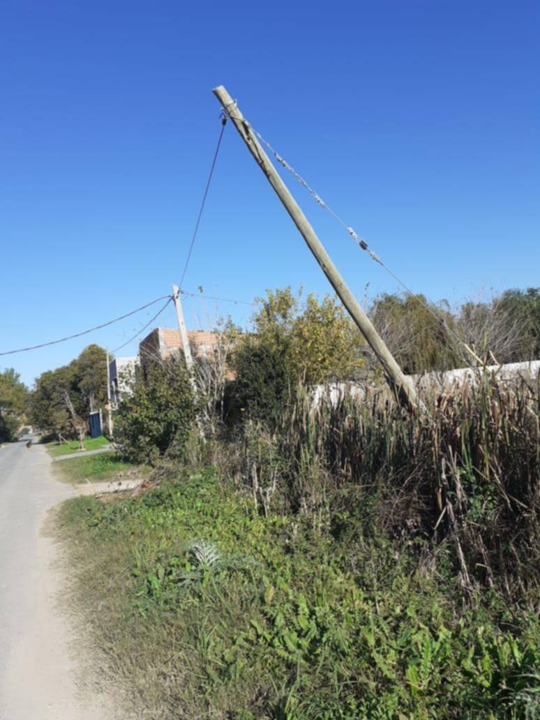 Reclamo por el estado de un poste de luz en Romero