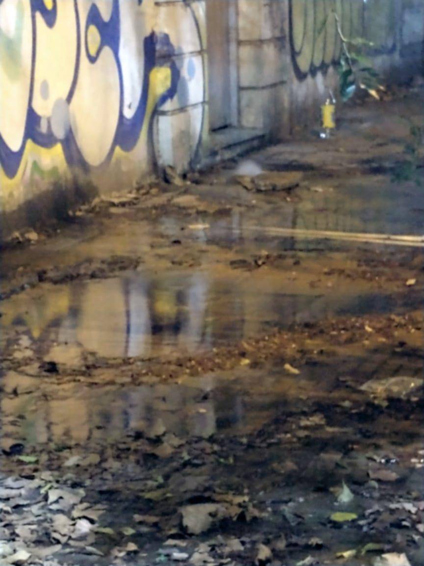 Una vereda bajo el agua por un arreglo que duró un suspiro