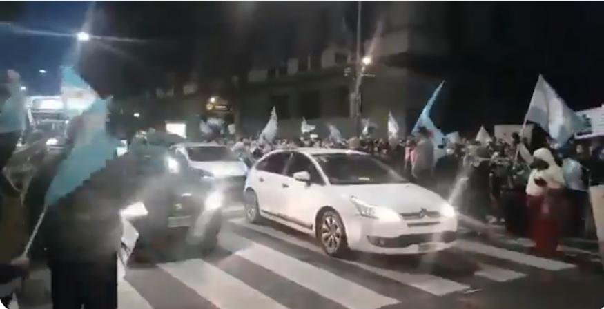 Vigilia de manifestantes y cacerolazo frente al Congreso