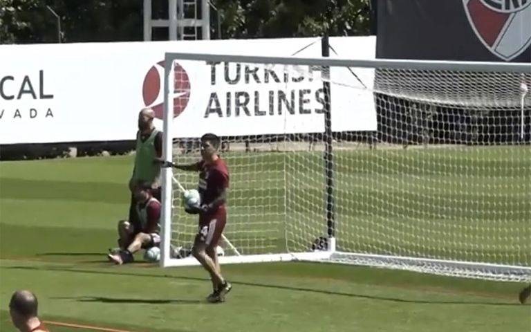 Las imágenes de Enzo Pérez jugando como arquero e incluso atajando un penal