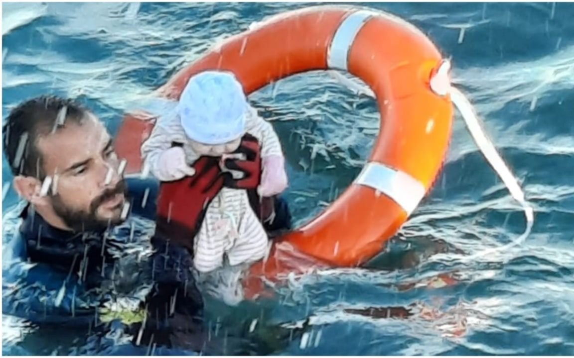 La cara más triste de la inmigración: la foto del rescate de un bebé que conmueve al mundo