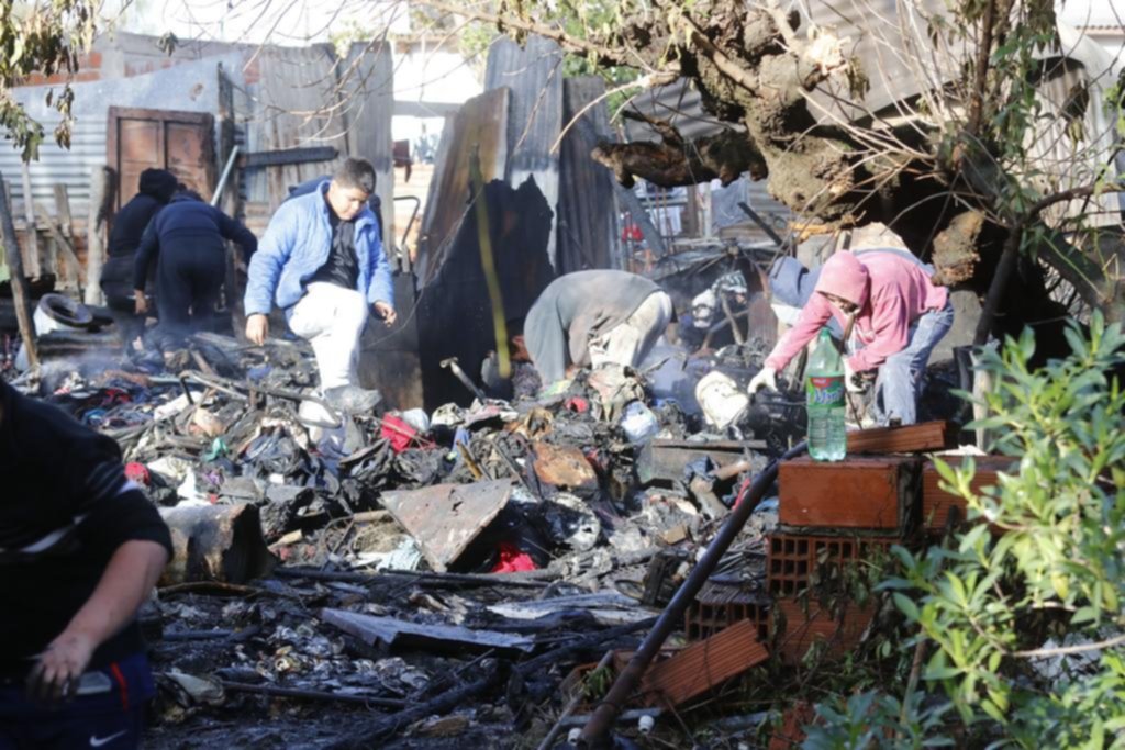 Una jornada de incendios en la Región, con dos casas afectadas