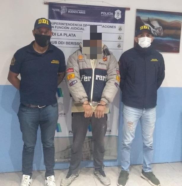 Como su ex lo denunció por violento, le pegó y la asaltó