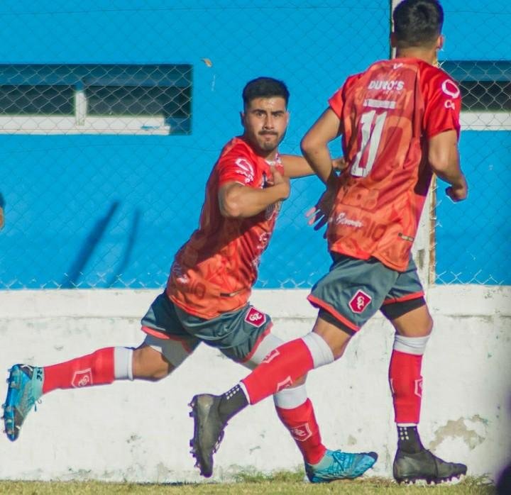 Cambió un emprendimiento familiar para venir a Camba y ya comenzó a pagar con goles